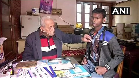 രോഗിയെ പരിശോധിക്കുന്ന ഡോ. ശ്യാമ പ്രസാദ് മുഖർജി/ എഎൻഐ