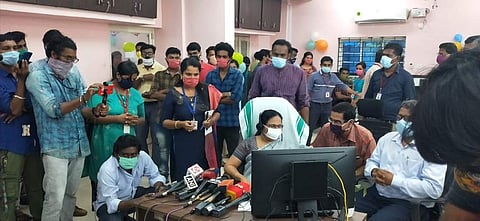 ദിശ ഹെല്പ്പ്ലൈനില് ഒരുലക്ഷം കോളുകള് പൂര്ത്തൂകരിച്ച ദിവസം ആരോഗ്യമന്ത്രി കെ കെ ശൈലജ കോള് അറ്റന്റ് ചെയ്യുന്നു