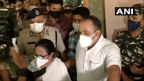 സിബിഐ ഓഫീസില് നിന്നും മടങ്ങുന്ന മമത ബാനര്ജി/എഎന്ഐ