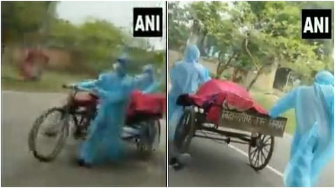 കോവിഡ് രോഗിയുടെ മൃതദേഹം സംസ്കരിക്കാനായി മാലിന്യവണ്ടിയില് കൊണ്ടുപോകുന്നു