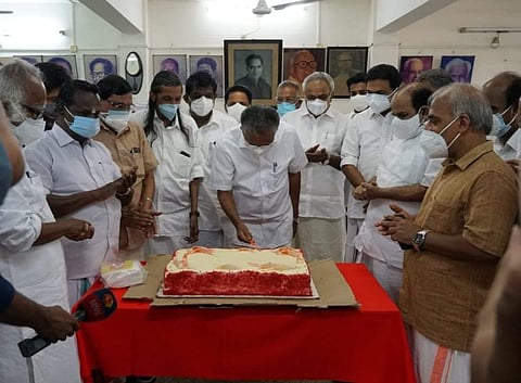 എകെജി സെന്ററിൽ കേക്ക് മുറിച്ച് വിജയാഘോഷം/ഫോട്ടോ:ഫെയ്സ്ബുക്ക്