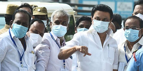 സ്റ്റാലിന് പാര്ട്ടി പ്രവര്ത്തകര്ക്കൊപ്പം