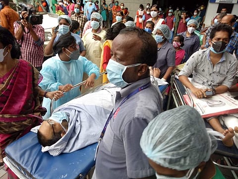 ആശുപത്രിയില് നിന്ന് ആളുകളെ ഒഴിപ്പിക്കുന്നു /വിന്സന്റ് പുളിക്കല്, എക്സ്പ്രസ്