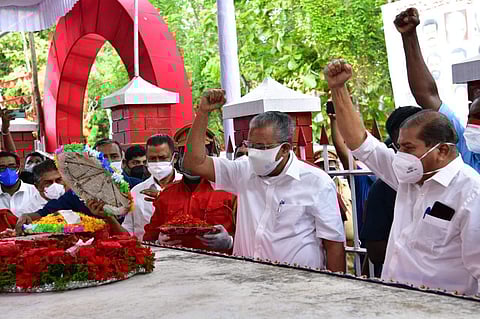 പിണറായി വിജയൻ ഉൾപ്പെടെയുള്ള നിയുക്ത മന്ത്രിമാർ വയലാർ രക്തസാക്ഷി മണ്ഡപത്തിൽ പുഷ്പചക്രം അർപ്പിക്കുന്നു