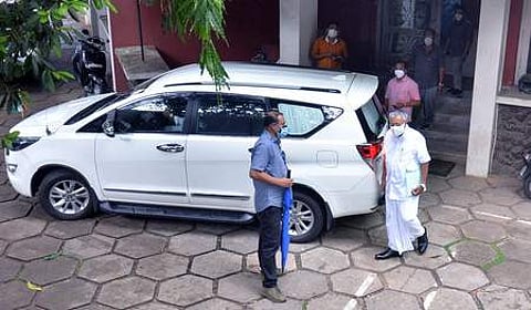 ഇന്നലെ എകെജി സെന്ററിലെ യോഗം കഴിഞ്ഞു മടങ്ങുന്ന മുഖ്യമന്ത്രി പിണറായി വിജയന്/എക്സ്പ്രസ് ഫോട്ടോ