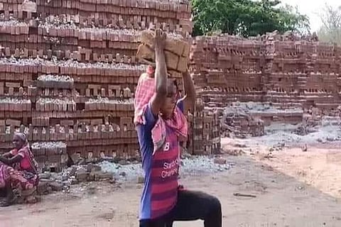 ഇഷ്ടിക കളത്തിൽ ജോലിക്കിറങ്ങേണ്ടി വന്ന ഇന്ത്യൻ വനിതാ ഫുട്ബോളർ സംഗീത സോറൻ/ഫോട്ടോ:ട്വിറ്റർ