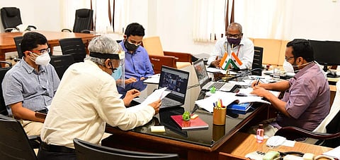 കെ രാജന് ജില്ലാ കലക്ടര്മാരുമായി നടത്തിയ യോഗത്തില്