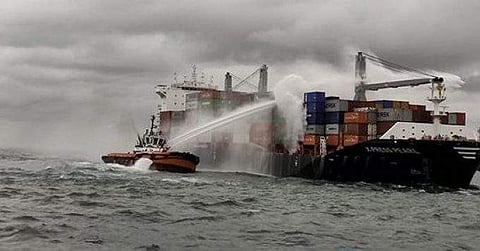 തീപിടിച്ച എംവി എക്സപ്രസ് പേള്/ ചിത്രം: ലങ്കന് നേവി