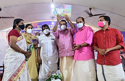 പാഠപുസ്തക വിതരോണദ്ഘാടനം/ ഫെയ്സ്ബുക്ക്