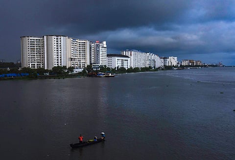 മഴമേഘങ്ങള് നിറഞ്ഞ കൊച്ചിയിലെ ദൃശ്യം, ഫയല്