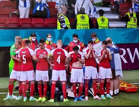 ക്രിസ്റ്റ്യൻ എറിക്സൺ ഗ്രൗണ്ടിൽ കുഴഞ്ഞ് വീണപ്പോൾ/ഫോട്ടോ: ട്വിറ്റർ