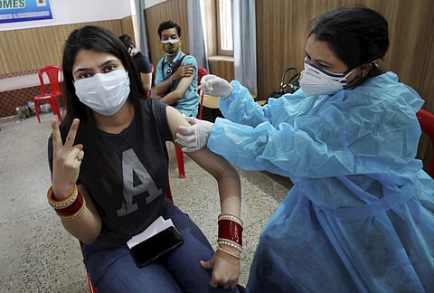 വാക്സിന് കുത്തിവെയ്ക്കുന്നു: ഫയല്/ പിടിഐ