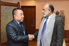 റോബര്ട്ട് റോയ്ത അല്ഫോണ്സ് കണ്ണന്താനത്തിനൊപ്പം/ഫയല്