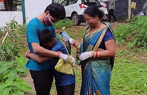 മോണ്ടി അമ്മയെയും സഹോദരനെയും കണ്ടപ്പോള്/ കലക്ടര് ഫെയ്സ്ബുക്കില് പങ്കുവച്ച ചിത്രം