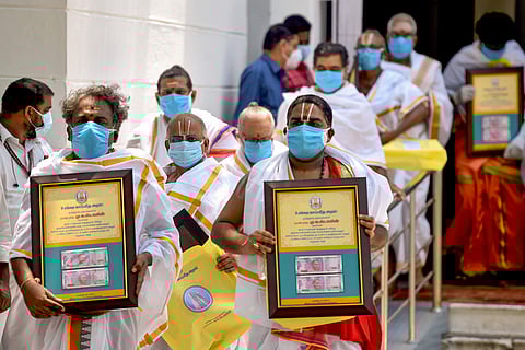 കരുണാനിധിയുടെ ജന്മദിനത്തില് കോവിഡ് ധനസഹായം സ്വീകരിച്ച് സെക്രട്ടേറിയറ്റില് നിന്ന് പുറത്തുവരുന്ന പുരോഹിതര്, പിടിഐ