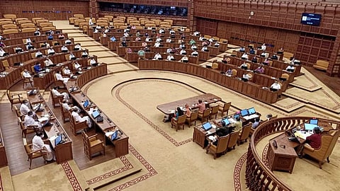 കേരളനിയമസഭയില് ബജറ്റ് അവതരിപ്പിക്കുന്നു