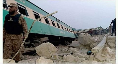 പാക്കിസ്ഥാനില് അപകടത്തില്പ്പെട്ട ട്രെയിന്