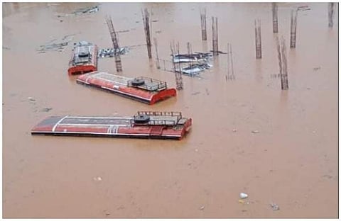 പ്രളയത്തില് മുങ്ങിയ ബസുകള്/ട്വിറ്റര്