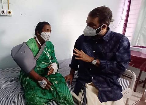 ചികിത്സയില് കഴിയുന്ന അല്ഫോണ്സയെ മന്ത്രി സന്ദര്ശിച്ചപ്പോള്