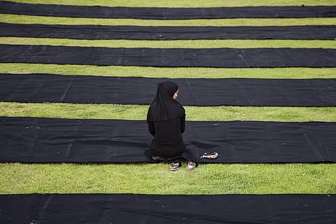 ഇസ്രേയലിലെ ടെൽ അവീവിൽ അറബ് ജൂത നഗരമായ ജാഫയിൽ പ്രാർത്ഥനയിൽ മുഴുകിയിരിക്കുന്ന യുവതി