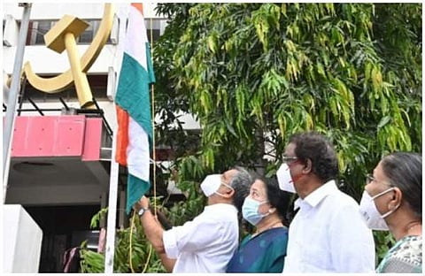 എകെജി സെന്ററിന് മുന്നില് സിപിഎം സംസ്ഥാന സെക്രട്ടറി  എ വിജയരാഘവന് പതാക ഉയര്ത്തുന്നു