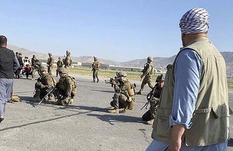 കാബൂള് വിമാനത്താവളത്തില് ജനങ്ങള് ഇരച്ചുകയറിയതിനെത്തുടര്ന്ന് തോക്കുചൂണ്ടി നില്ക്കുന്ന യുഎസ് സേനാംഗങ്ങള്/എപി