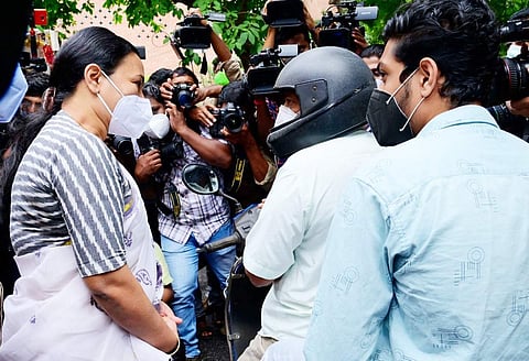 ഡ്രൈവ് ത്രൂ വാക്സിനേഷന് കേന്ദ്രം മന്ത്രി സന്ദര്ശിച്ചപ്പോള്