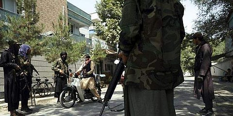 അഫ്ഗാനിസ്ഥാനില് താലിബാന് പോരാളികളുടെ വാഹനപരിശോധന, എപി ചിത്രം