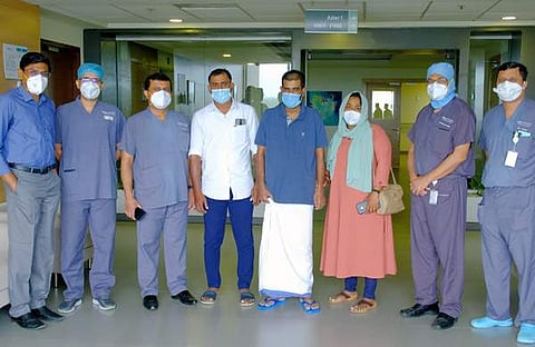 ഫറൂഖ്, ഭാര്യ ബുഷ്റ, സഹോദരന് സമദ് എന്നിവരോടൊപ്പം ഫറൂഖിനെ ചികിത്സിച്ച ആസ്റ്റര് മെഡ്സിറ്റി ഡോക്ടര്മാരുടെ മെഡിക്കല് ടീം