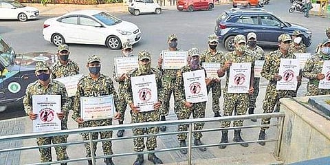 പൊതു സ്ഥലത്ത് തുപ്പുന്നതിനെതിരെയുള്ള പ്രചാരണ ബോർഡുകളുമായി ബിബിഎംപി മാർഷലുകൾ