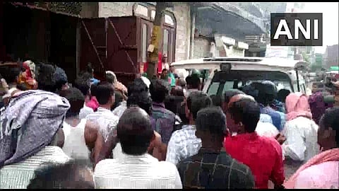 അപകട സ്ഥലത്ത് തടിച്ചുകൂടിയ ജനങ്ങള്/ എഎന്ഐ