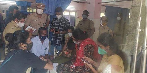 ആശുപത്രിയില് നിന്ന് പൊലീസ് മൊഴിയെടുക്കുന്നു