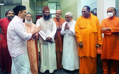 തിരുവനന്തപുരത്ത് നടന്ന മതസാമുദായിക നേതാക്കന്മാരുടെ യോഗത്തില് പങ്കെടുക്കാനെത്തിയവർ