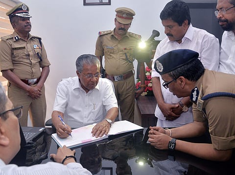 ഡിജിപിയായിരുന്ന ലോക്നാഥ് ബെഹ്റ മുഖ്യമന്ത്രി പിണറായി വിജയനുമൊത്ത്