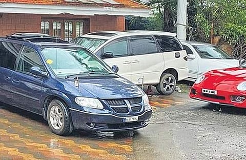 മോന്സന്റെ വീടിനു മുന്നിലെ ആഢംബര കാറുകള്/അരുണ് ഏയ്ഞ്ചല