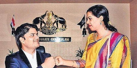 എറണാകുളം ജില്ലാ കളക്ടറായി ചുമതലയേറ്റപ്പോള് ജാഫര് മാലിക്കിനെ അഭിനന്ദിക്കാന് അഫ്സാന പര്വീണ് എത്തിയപ്പോള് (ഫയല് ചിത്രം)