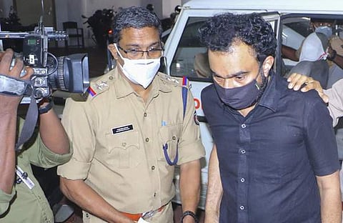 മോന്സനെ കഴിഞ്ഞ ദിവസം കോടതിയില് ഹാജരാക്കിയപ്പോള്/എക്സ്പ്രസ്