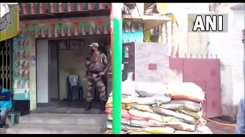 അര്ജുന് സിങ്ങിന്റെ വീടിന് മുന്നില് കാവല് നില്ക്കുന്ന സുരക്ഷാ സേനാംഗം/എഎന്ഐ