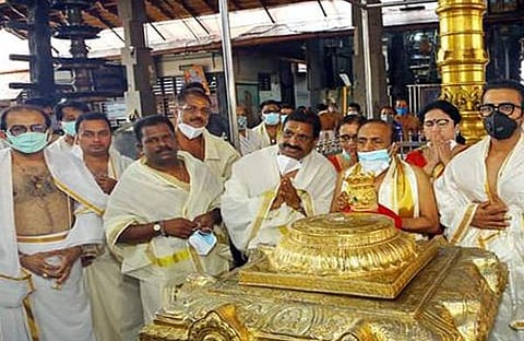 രവി പിള്ള ഗുരുവായൂരപ്പന് സ്വര്ണക്കിരീടം സമര്പ്പിപ്പിക്കാന് എത്തിയപ്പോള്