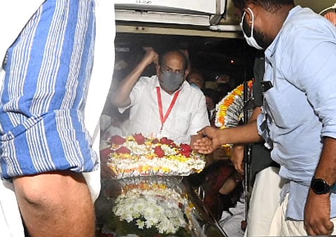 കോടിയേരി ബാലകൃഷ്ണന് അന്ത്യാഭിവാദ്യം അര്പ്പിക്കുന്നു/ ചിത്രം ടിപി സൂരജ്