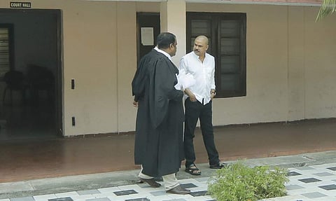 ദിലീപ് അഭിഭാഷകനുമായി സംസാരിച്ചു നിൽക്കുന്നു/ ഫയൽ