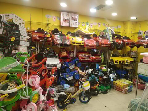 കൊച്ചി മാളിലെ കടയില് നിന്ന് പിടിച്ചെടുത്ത നിലവാരമില്ലാത്ത കളിപ്പാട്ടങ്ങള്