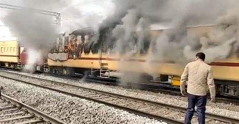 പ്രതിഷേധക്കാര് തീവണ്ടിക്ക് തീവെച്ചപ്പോള്, ട്വിറ്റര്