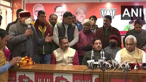 കിഷോര് ഉപാധ്യായ ബിജെപി നേതാക്കള്ക്കൊപ്പം/എഎന്ഐ