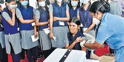 ചെന്നൈയില് സ്കൂള് വിദ്യാര്ഥിനികള്ക്ക് വാക്സിന് നല്കുന്നു