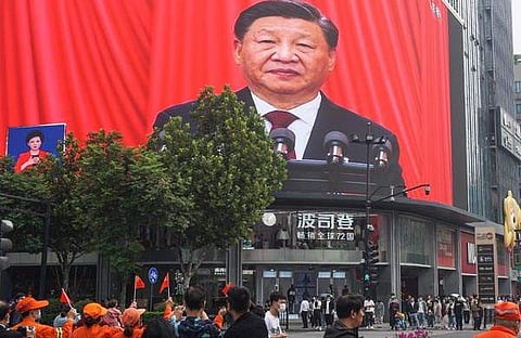 പാര്ട്ടി കോണ്ഗ്രസ് വേദിക്കു പുറത്ത് ഷി ജിന്പിങ്ങിന്റെ പ്രസംഗം വലിയ സ്ക്രീനില് പ്രദര്ശിപ്പിക്കുന്നു/എഎഫ്പി