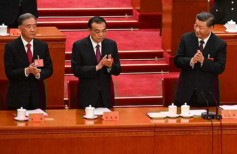 ചൈനീസ് പ്രധാനമന്ത്രി ലി കെന്ക്വിയാങ്ങും (നടുവില്) പ്രസിഡന്റ് ഷി ജിന്പിങ്ങും (വലത്) പിബി അംഗം വാങ് യാങും പാര്ട്ടി കോണ്ഗ്രസില്/എഎഫ്പി