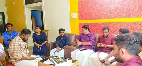 കിളികൊല്ലൂര് പൊലീസ് മര്ദനത്തില് പരിക്കറ്റ സഹോദരങ്ങളുടെ വീട്ടില് എഐവൈഎഫ് നേതാക്കള്