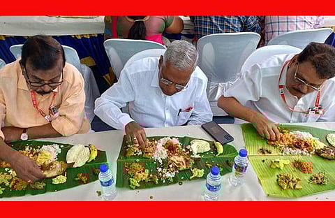 സി ദിവാകരനും കെഇ ഇസ്മയിലും ജനറല് സെക്രട്ടറി ഡി രാജയ്ക്കൊപ്പം സമ്മേളന നഗരിയില് ഭക്ഷണം കഴിക്കുന്നു/ബിപി ദീപു