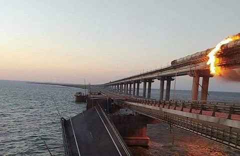 ക്രിമിയന് പാലം കത്തുന്നു/ട്വിറ്റര്